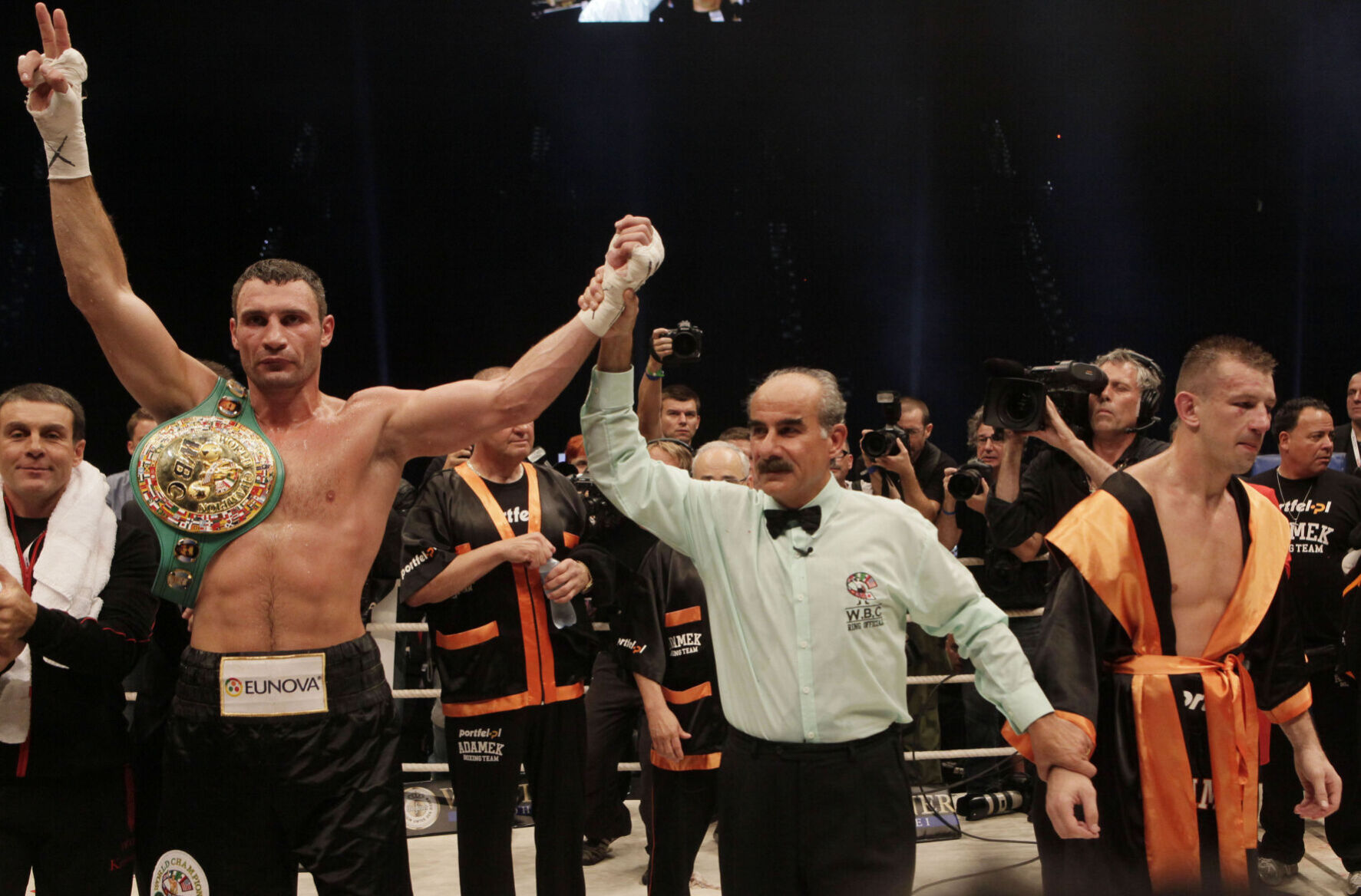 2011: Vitali Klitschko retains WBC heavyweight title